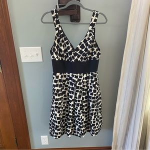 White House Black Market- sleeveless V-neck- Size 8